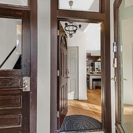 Modern 4Br Just A Block From Cta Pink Line With Pool Table Free Parking Lägenhet Chicago Exteriör bild
