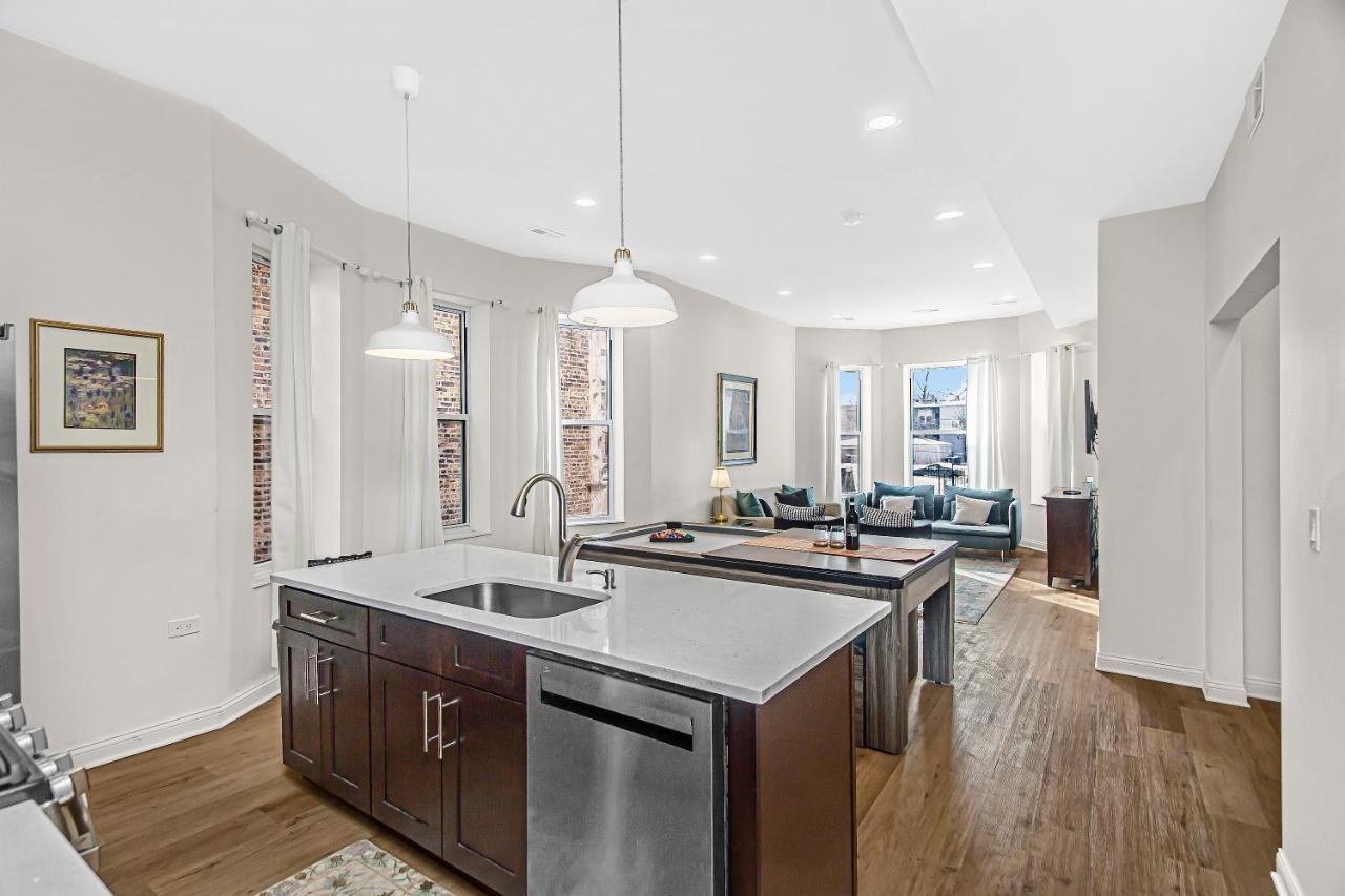 Modern 4Br Just A Block From Cta Pink Line With Pool Table Free Parking Lägenhet Chicago Exteriör bild
