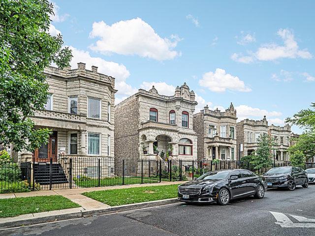 Modern 4Br Just A Block From Cta Pink Line With Pool Table Free Parking Lägenhet Chicago Exteriör bild