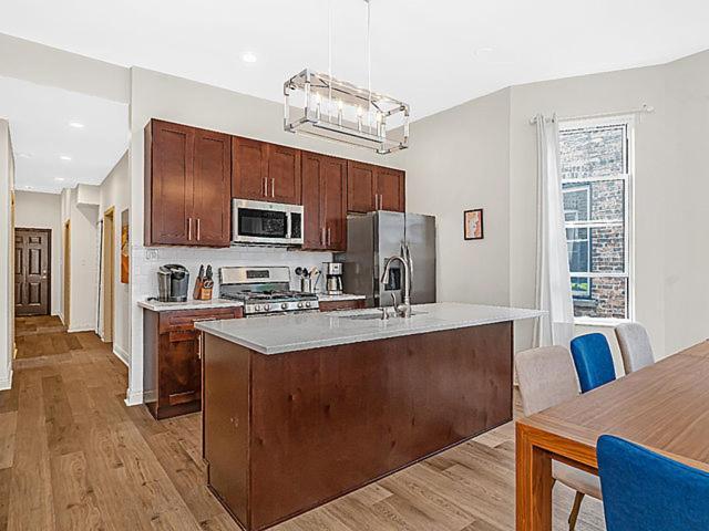 Modern 4Br Just A Block From Cta Pink Line With Pool Table Free Parking Lägenhet Chicago Exteriör bild