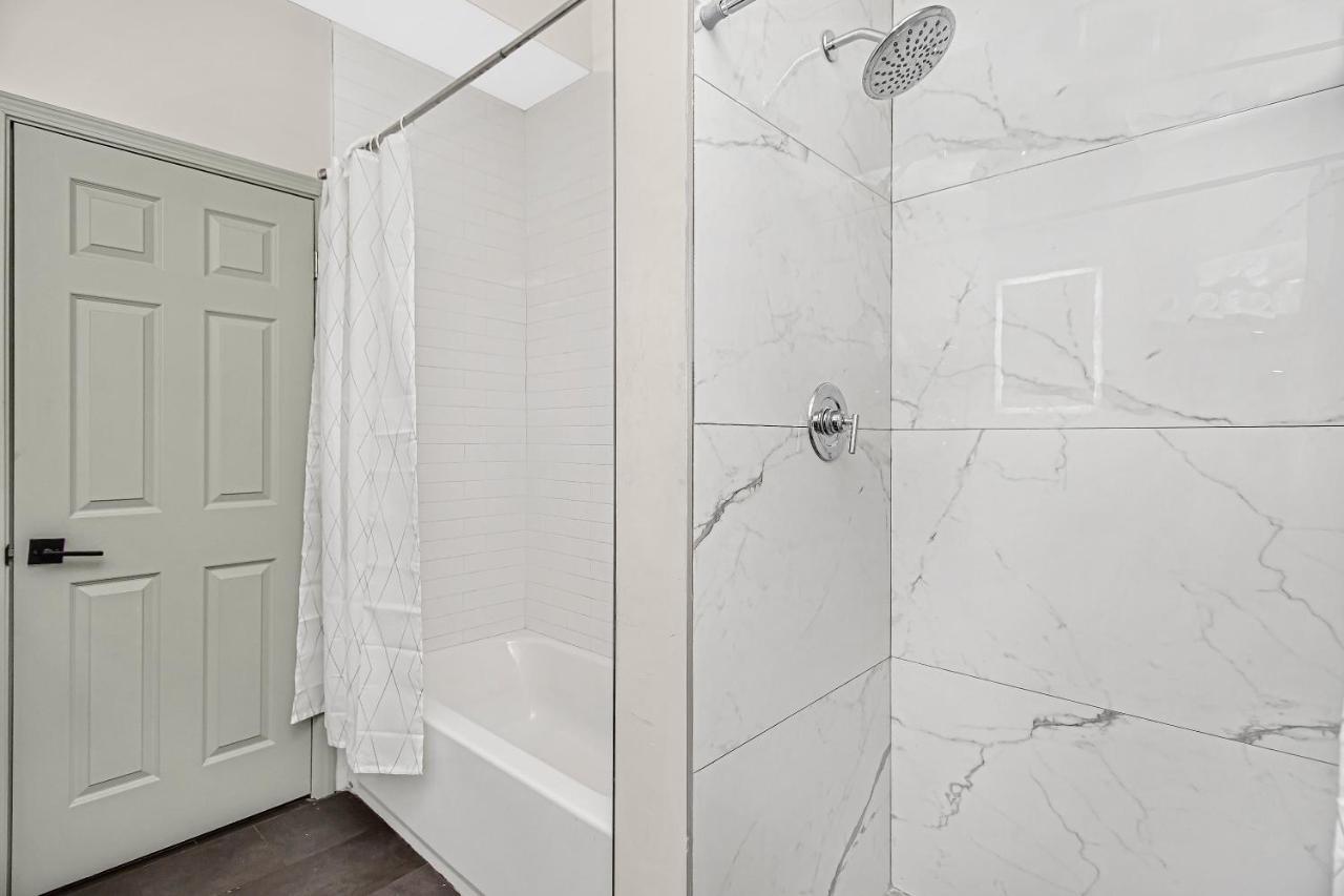 Modern 4Br Just A Block From Cta Pink Line With Pool Table Free Parking Lägenhet Chicago Exteriör bild